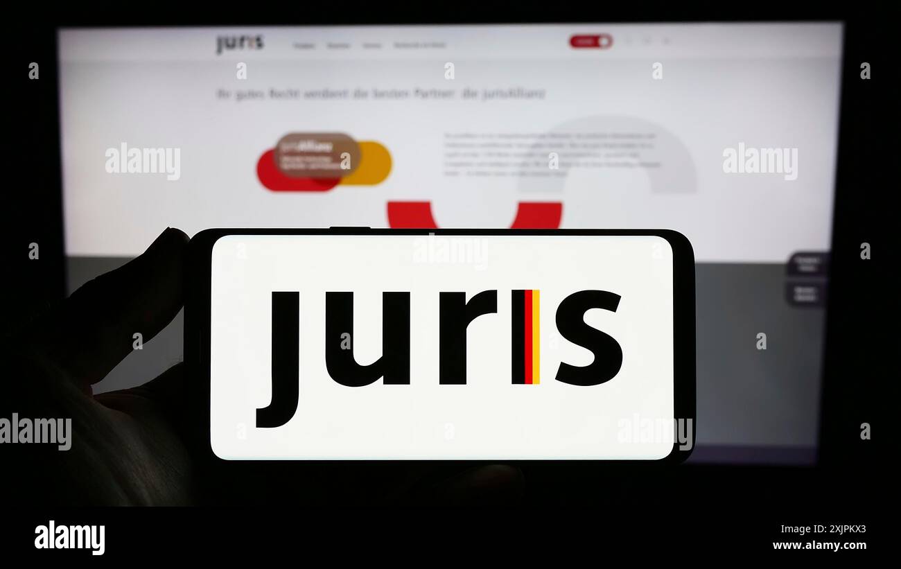 Stuttgart, Deutschland, 15.07.2023: Person mit Smartphone mit Logo der deutschen Rechtsinformation prodiver Juris GmbH auf dem Bildschirm vor der Website. Stockfoto