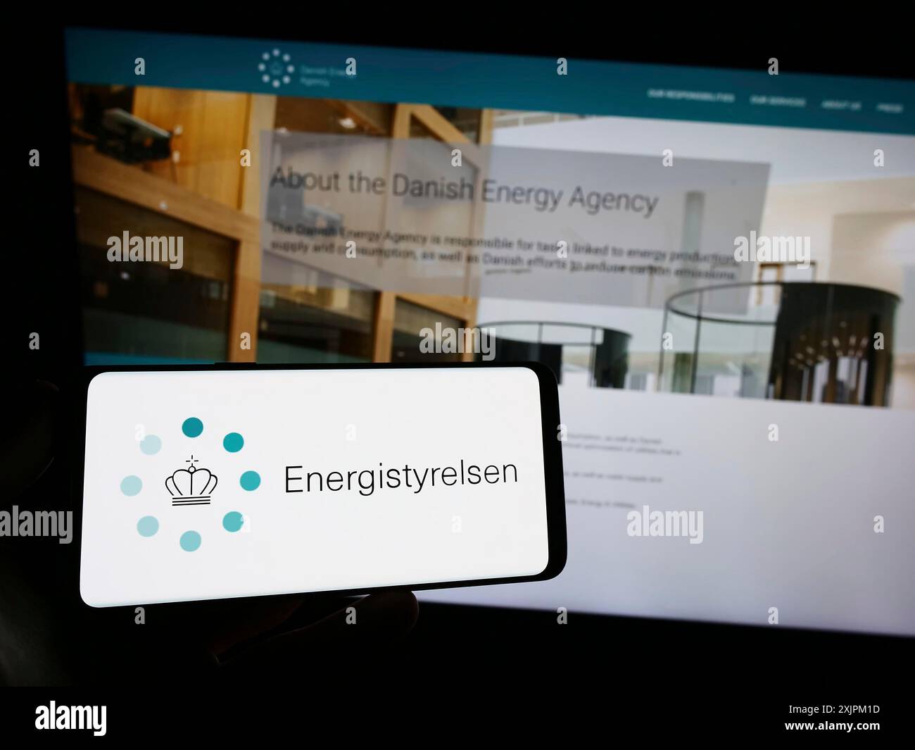 Stuttgart, Deutschland, 19.07.2023: Person mit Smartphone mit Logo der dänischen Energieagentur Energistyrelsen auf dem Bildschirm vor der Website. Konzentrieren Sie sich auf Stockfoto