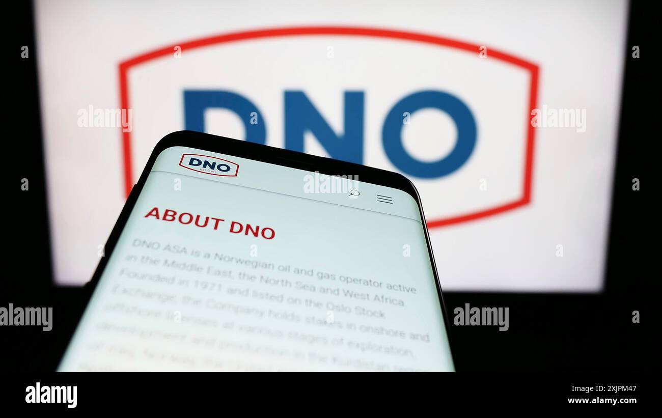 Stuttgart, 21.07.2023: Mobiltelefon mit Website des norwegischen Öl- und Gasunternehmens DNO ASA auf dem Bildschirm vor dem Geschäftslogo. Konzentrieren Sie sich auf Stockfoto
