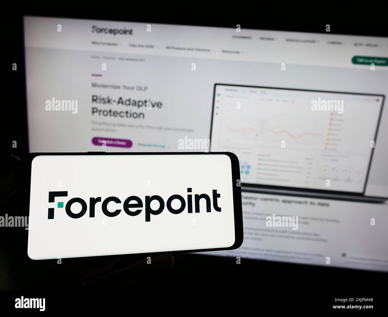 Stuttgart, Deutschland, 21.07.2023: Person, die ein Smartphone mit dem Logo des US-amerikanischen Cybersicherheitsunternehmens Forcepoint LLC auf dem Bildschirm vor der Website hält. Fokus Stockfoto