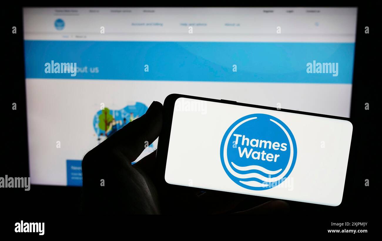 Stuttgart, Deutschland, 28.07.2023: Person, die ein Smartphone mit dem Logo des britischen Unternehmens Thames Water Utilities Limited auf dem Bildschirm vor der Website hält. Stockfoto