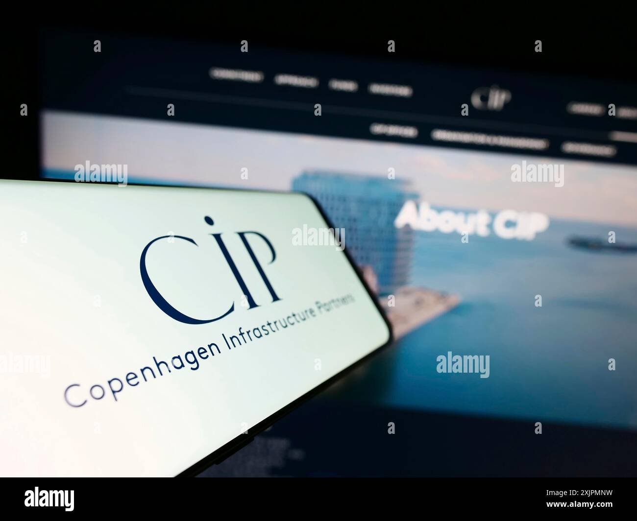 Stuttgart, Deutschland, 28.07.2023: Smartphone mit Logo von Copenhagen Infrastructure Partners PS (CIP) auf dem Bildschirm vor der Website. Konzentrieren Sie sich auf Stockfoto