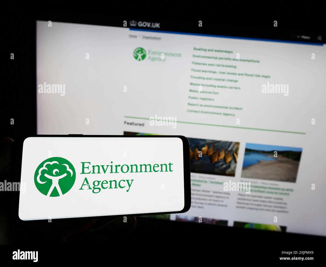 Stuttgart, Deutschland, 07-30-2023: Person mit Smartphone mit Logo der British Public Body Environment Agency (EA) auf dem Bildschirm vor der Website. Stockfoto