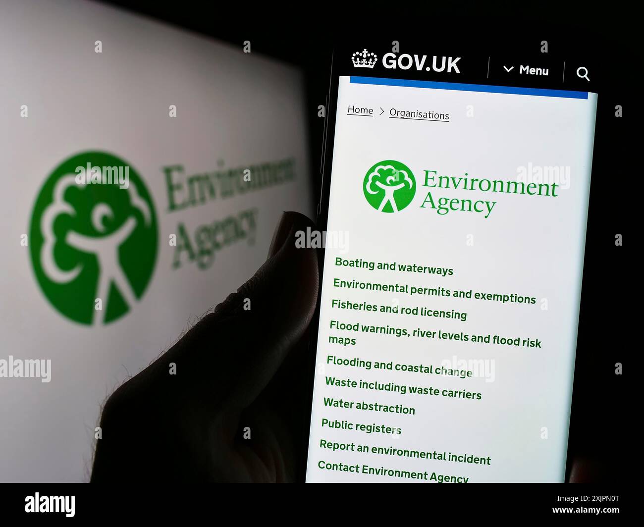 Stuttgart, Deutschland, 07-30-2023: Person, die ein Mobiltelefon hält, mit Webseite der British Public Body Environment Agency (EA) vor dem Logo auf dem Bildschirm. Stockfoto