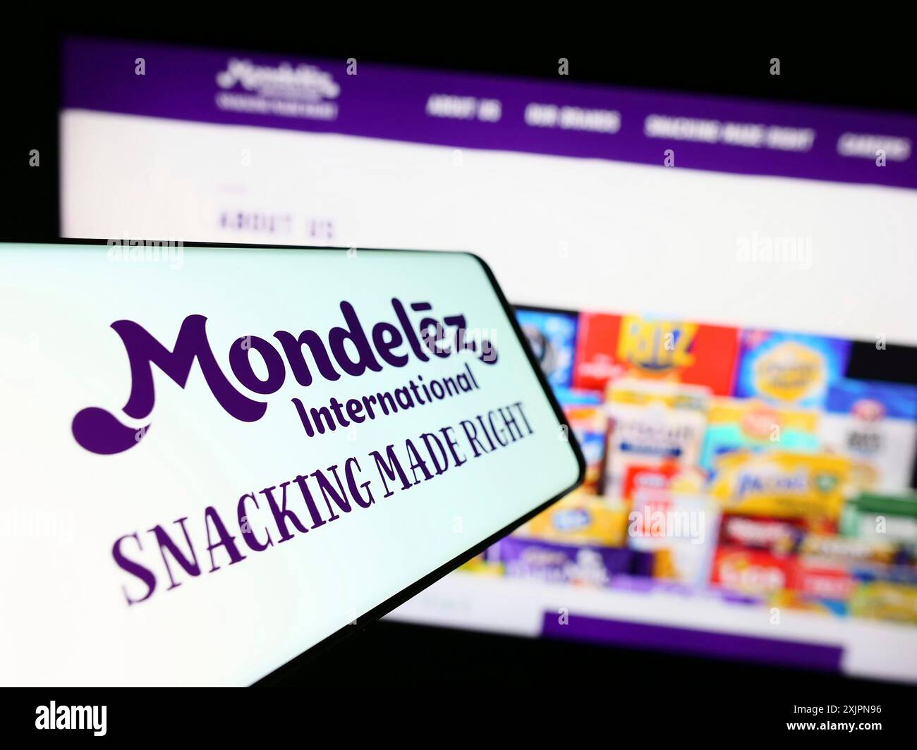 Stuttgart, Deutschland, 08.05.2023: Mobiltelefon mit Logo des amerikanischen Lebensmittelunternehmens Mondelez International Inc. Auf dem Bildschirm vor der Website. Konzentrieren Sie sich auf Stockfoto