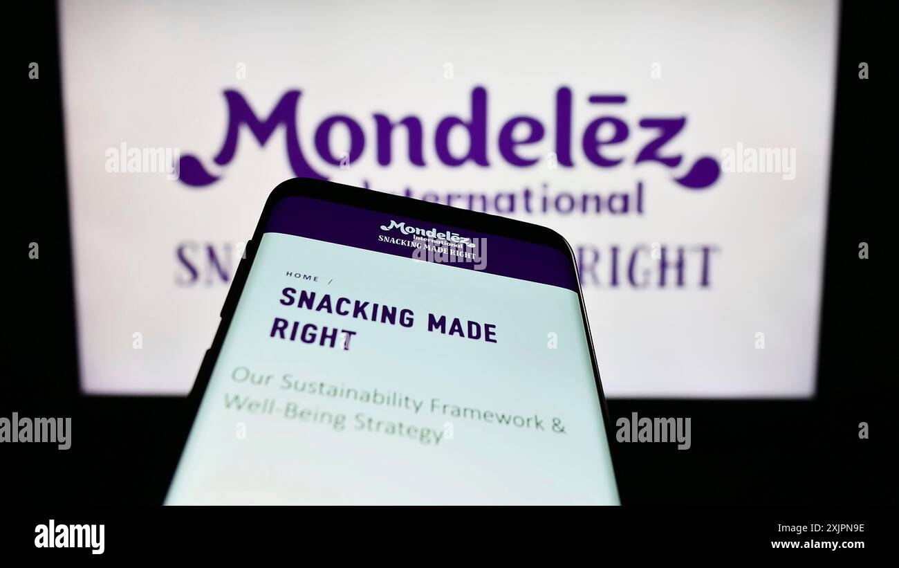 Stuttgart, Deutschland, 08.05.2023: Mobiltelefon mit Website des US-amerikanischen Lebensmittelunternehmens Mondelez International Inc. Auf dem Bildschirm vor dem Firmenlogo. Fokus Stockfoto