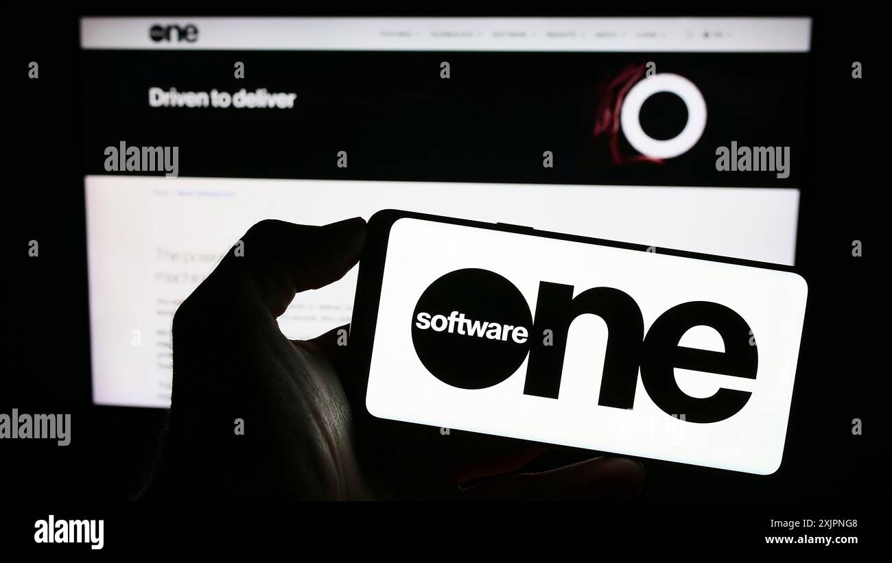 Stuttgart, Deutschland, 08.05.2023: Person mit Smartphone mit Logo des Schweizer Softwareunternehmens SoftwareONE AG auf dem Bildschirm vor der Website. Konzentrieren Sie sich auf Stockfoto