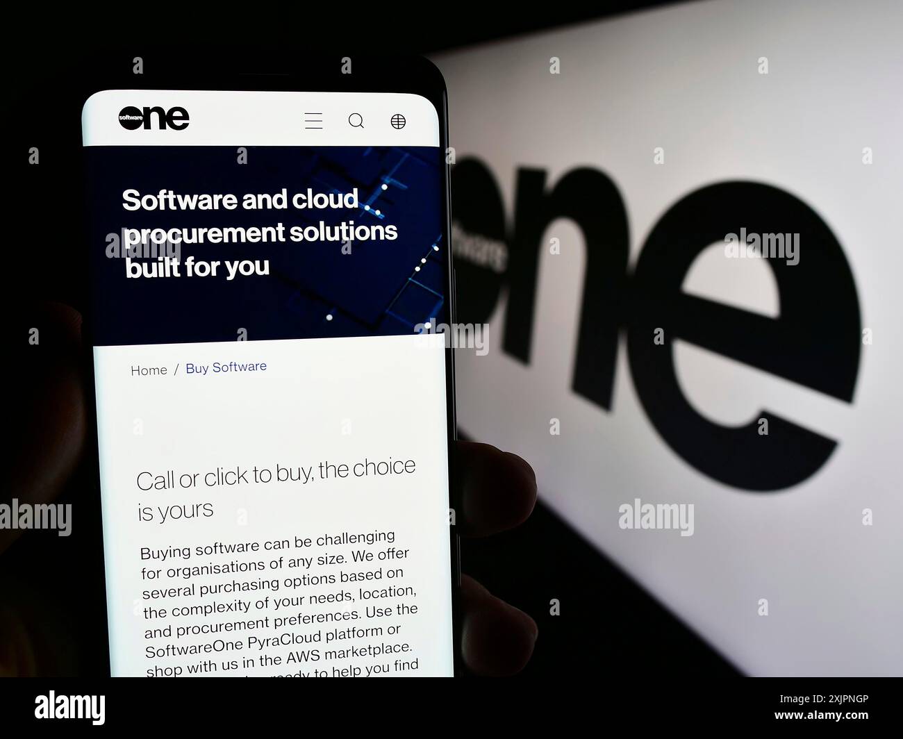 Stuttgart, Deutschland, 08.05.2023: Handybesitzer mit Webseite des Schweizer Softwareunternehmens SoftwareONE AG auf dem Bildschirm vor dem Logo. Fokus Stockfoto