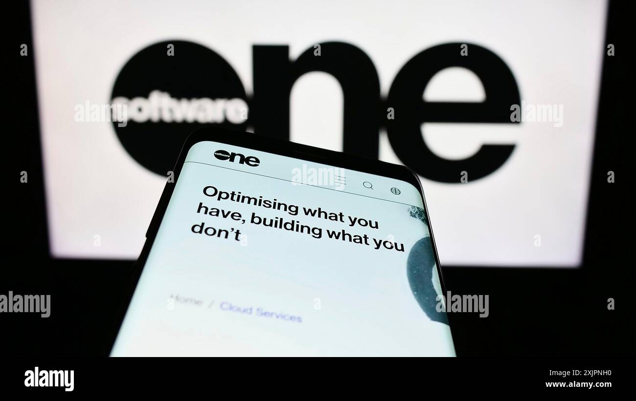 Stuttgart, Deutschland, 08.05.2023: Smartphone mit Website des Schweizer Softwareunternehmens SoftwareONE AG auf dem Bildschirm vor dem Geschäftslogo. Konzentrieren Sie sich auf Stockfoto