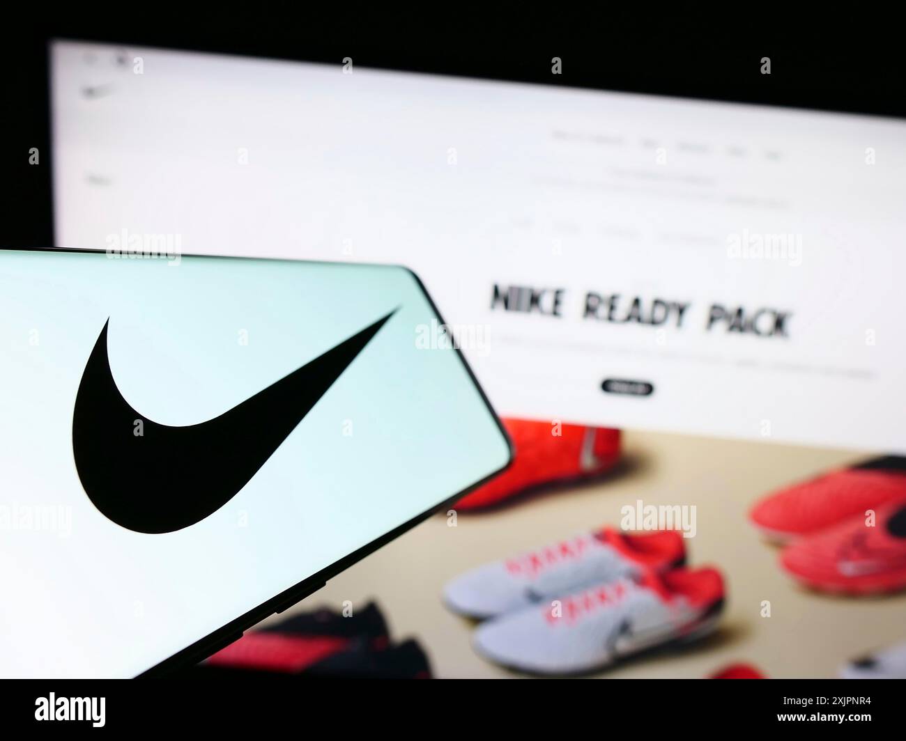 Stuttgart, Deutschland, 08.06.2023: Mobiltelefon mit Logo des amerikanischen Sportbekleidungsunternehmens Nike Inc. Auf dem Bildschirm vor der Business-Website. Fokus links von Stockfoto