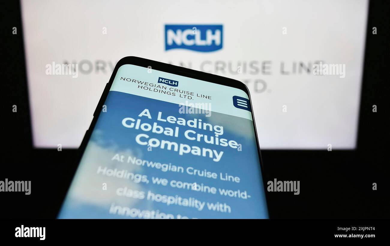 Stuttgart, Deutschland, 08.06.2023: Smartphone mit Webseite der Firma Norwegian Cruise Line Holdings Ltd. Auf dem Bildschirm vor dem Firmenlogo. Konzentrieren Sie sich auf Stockfoto