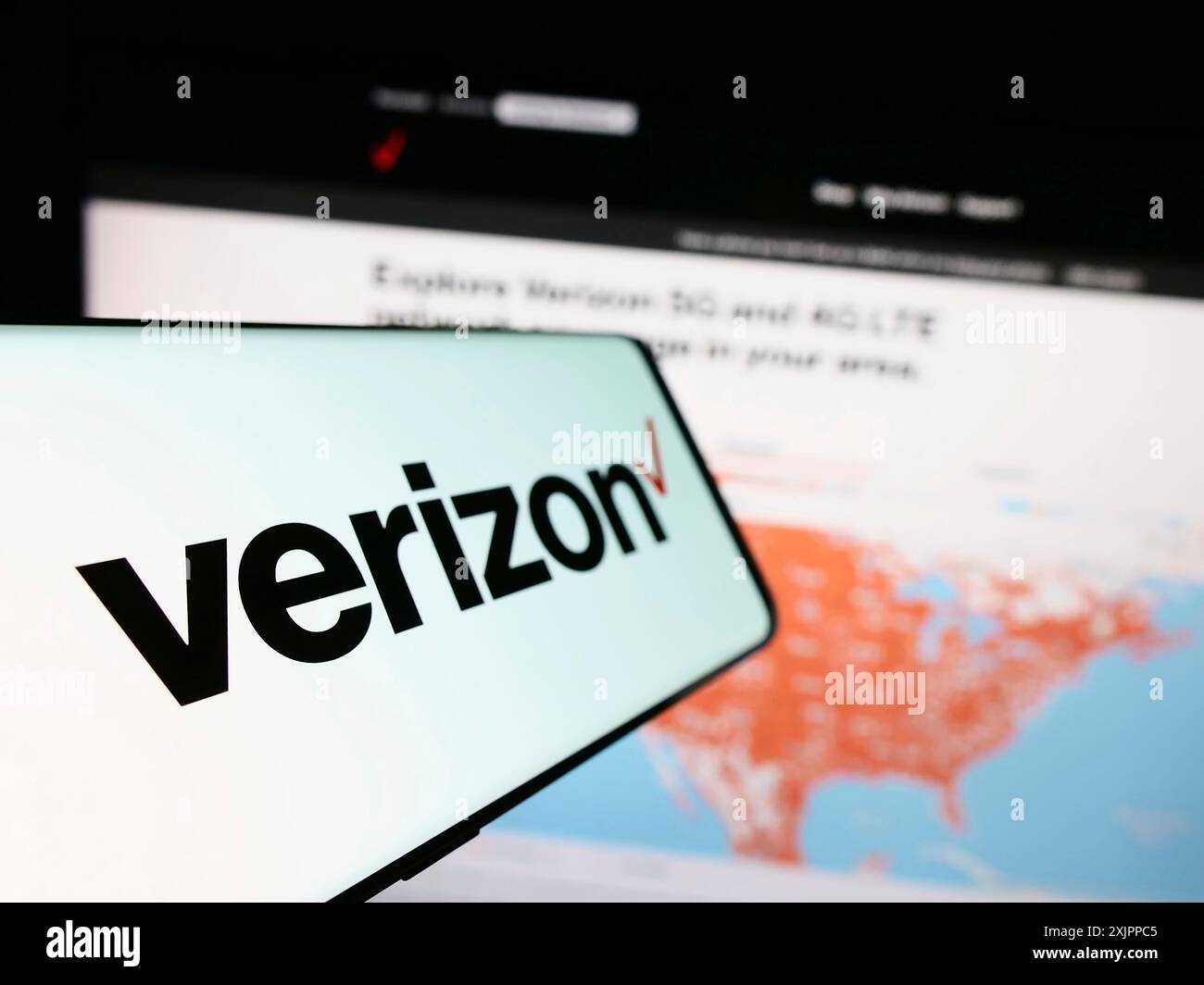 Stuttgart, Deutschland, 08.12.2023: Smartphone mit Logo des amerikanischen Unternehmens Verizon Communications Inc. Auf dem Bildschirm vor der Business-Website. Konzentrieren Sie sich auf Stockfoto