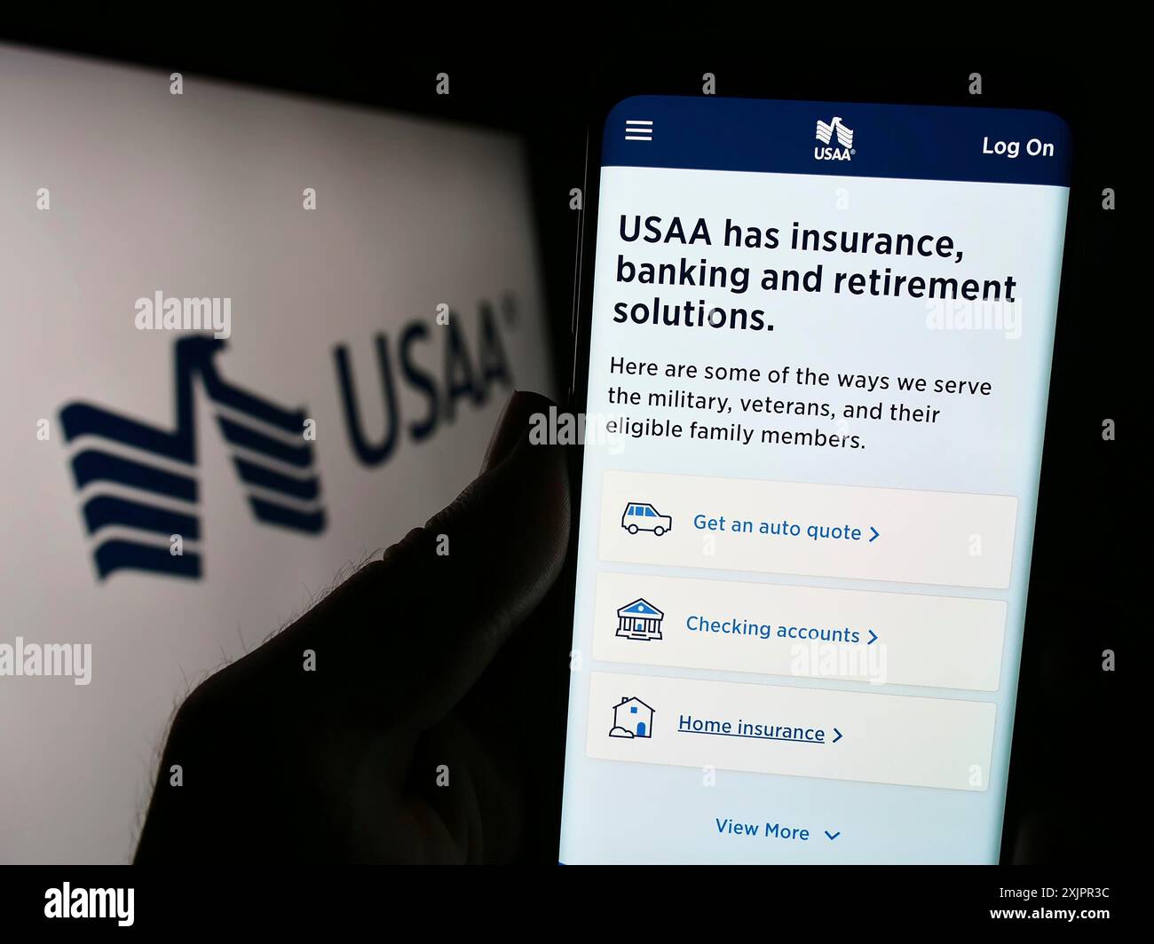 Stuttgart, Deutschland, 20.08.2023: Person, die ein Mobiltelefon hält, mit Webseite der United Services Automobile Association (USAA) vor dem Logo auf dem Bildschirm. Stockfoto