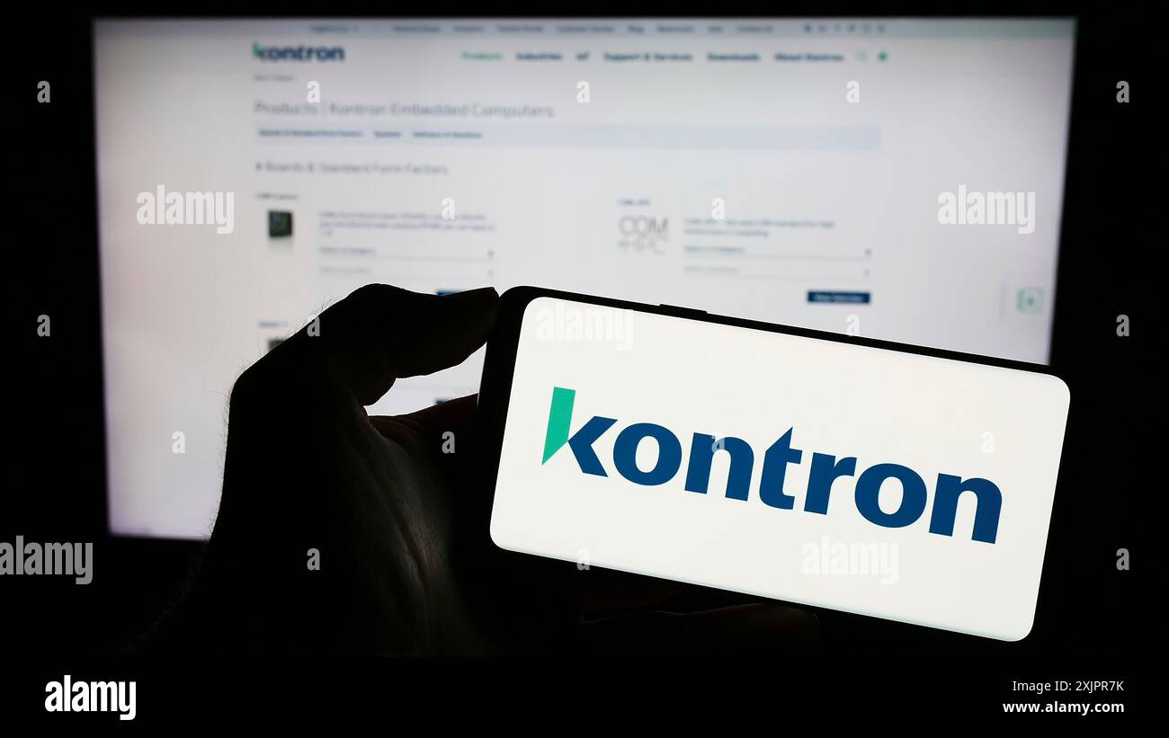 Stuttgart, 20.08.2023: Person mit Smartphone mit Logo des deutschen Computerhardware-Unternehmens Kontron ST AG auf dem Bildschirm vor der Website. Stockfoto