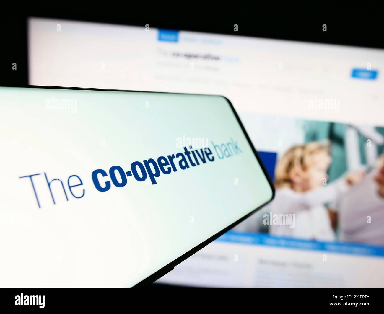 Stuttgart, 25.08.2023: Smartphone mit Logo des britischen Unternehmens The Co-operative Bank plc auf dem Bildschirm vor der Website. Fokus auf Mitte-links Stockfoto