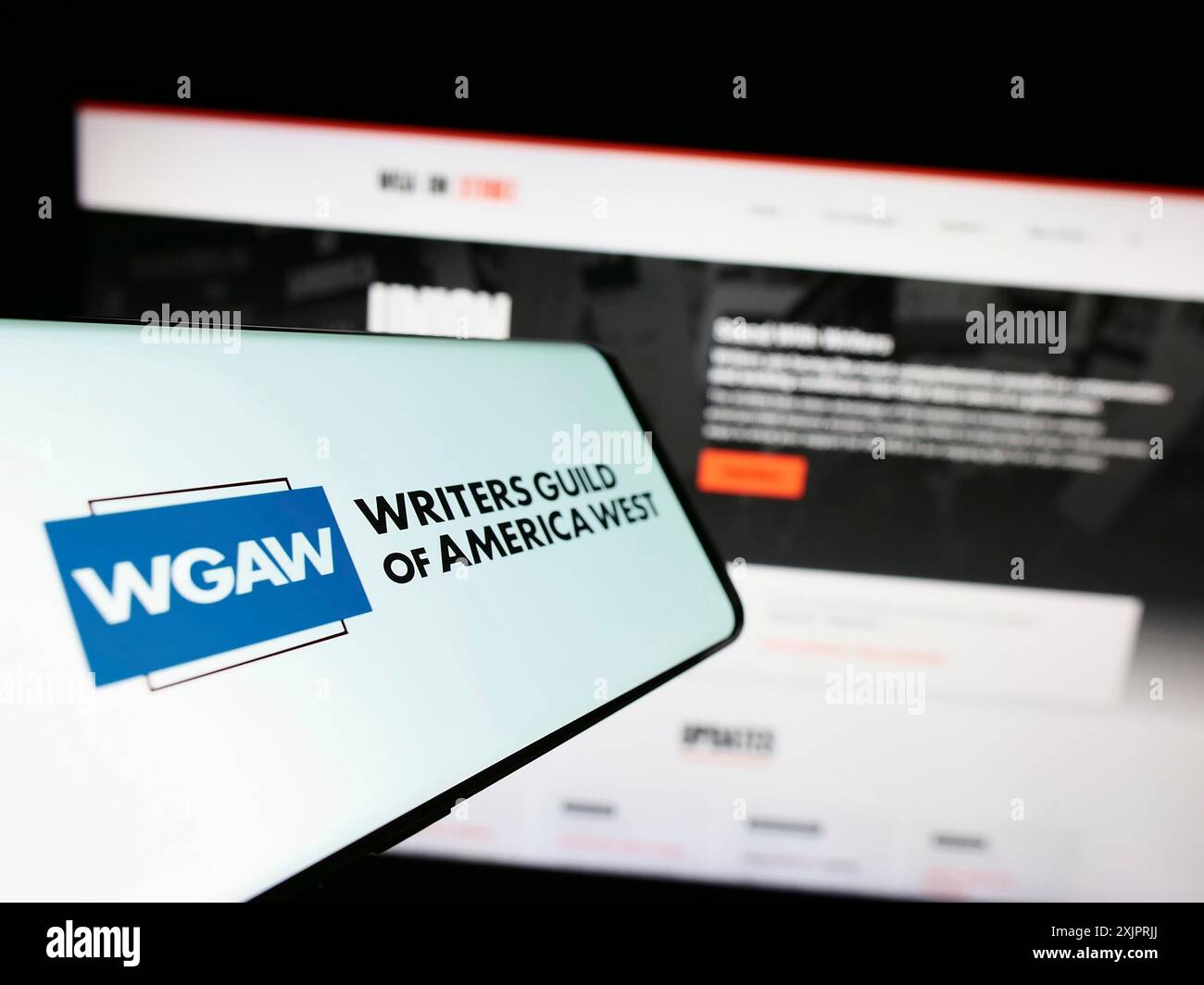 Stuttgart, 26.08.2023: Smartphone mit Logo der gewerkschaft Writers Guild of America West (WGAW) auf dem Bildschirm vor der Website. Konzentrieren Sie sich auf Stockfoto