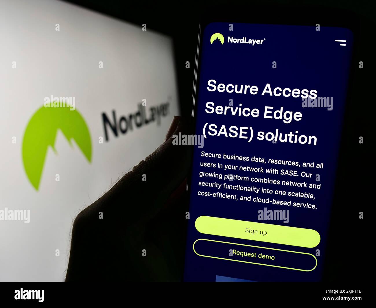 Stuttgart, Deutschland, 09.02.2023: Person, die ein Mobiltelefon hält, mit Website des Netzwerkzugangssicherheitsdienstes NordLayer auf dem Bildschirm mit Logo. Konzentrieren Sie sich auf Stockfoto
