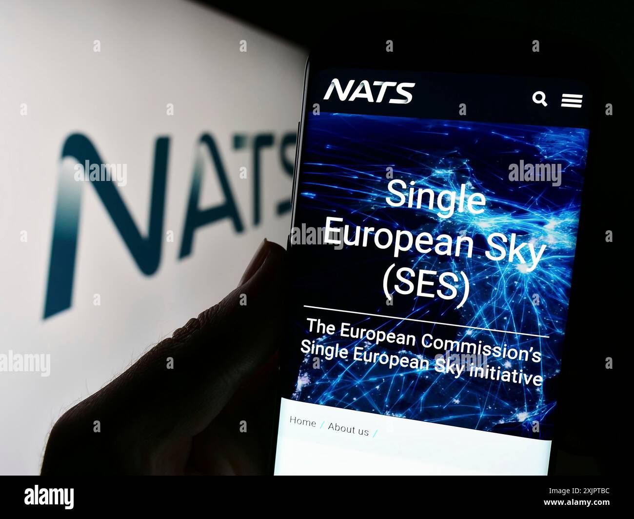 Stuttgart, Deutschland, 09-08-2023: Person, die ein Smartphone hält, mit Webseite des britischen Flugsicherungsbetreibers NATS Limited auf dem Bildschirm mit Logo. Stockfoto
