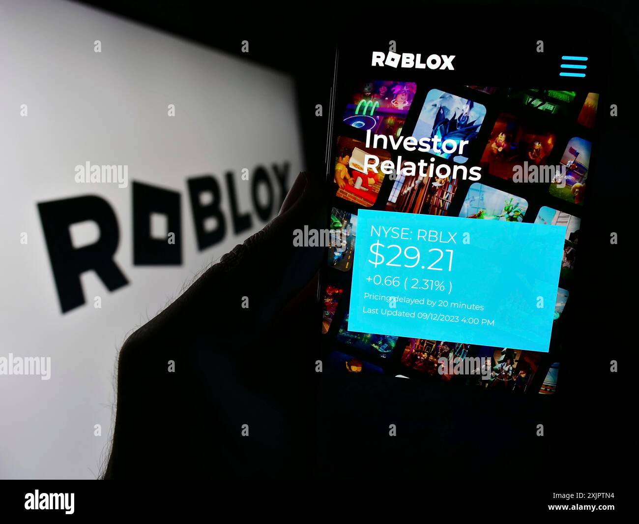 Stuttgart, Deutschland, 13.09.2023: Person mit Smartphone und Website des US-amerikanischen Videospielunternehmens Roblox Corporation auf dem Bildschirm vor dem Logo. Fokus Stockfoto