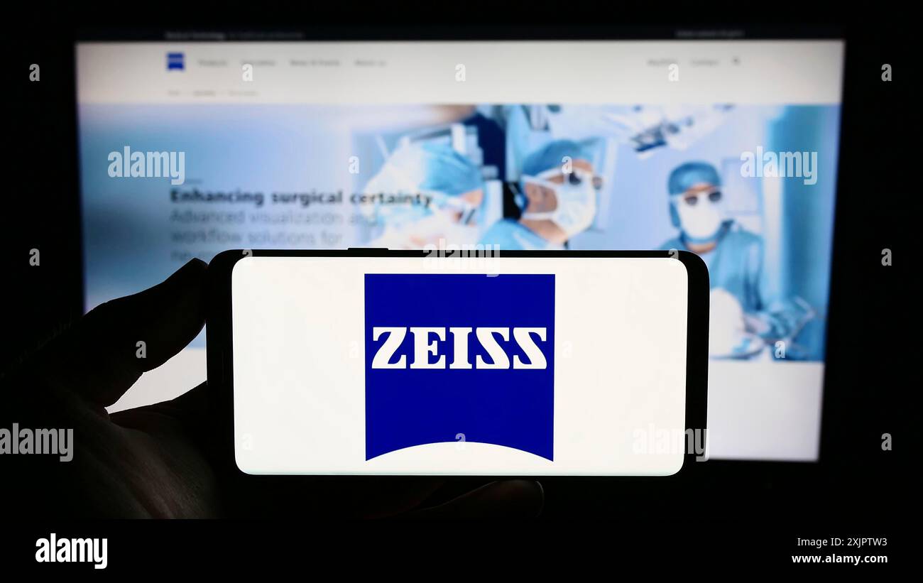 Stuttgart, 17.09.2023: Person mit Smartphone mit Logo des Medizintechnikunternehmen Carl Zeiss Meditec AG auf dem Bildschirm Stockfoto