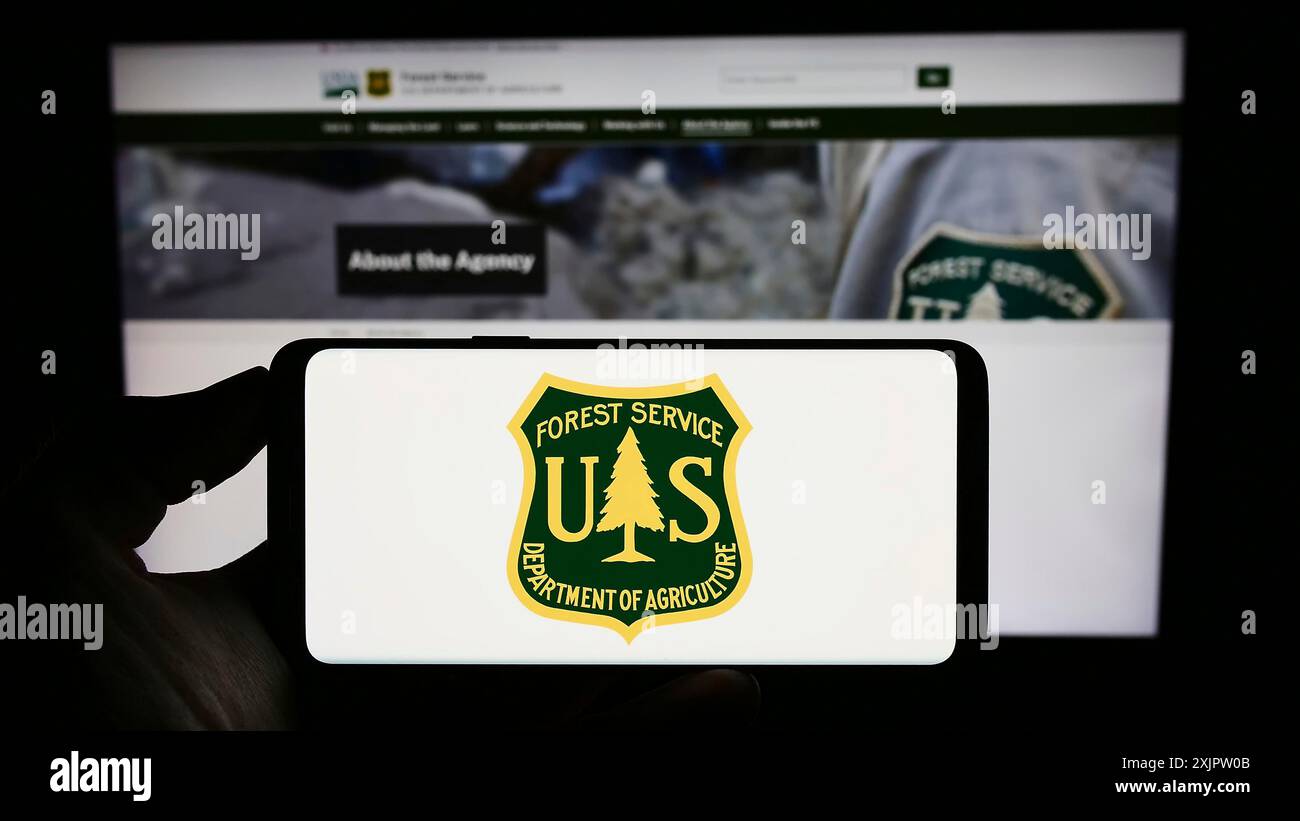 Stuttgart, Deutschland, 17. September 2023: Person, die ein Mobiltelefon mit dem Logo des United States Forest Service (USFS) auf dem Bildschirm vor der Webseite hält. Konzentrieren Sie sich auf Stockfoto