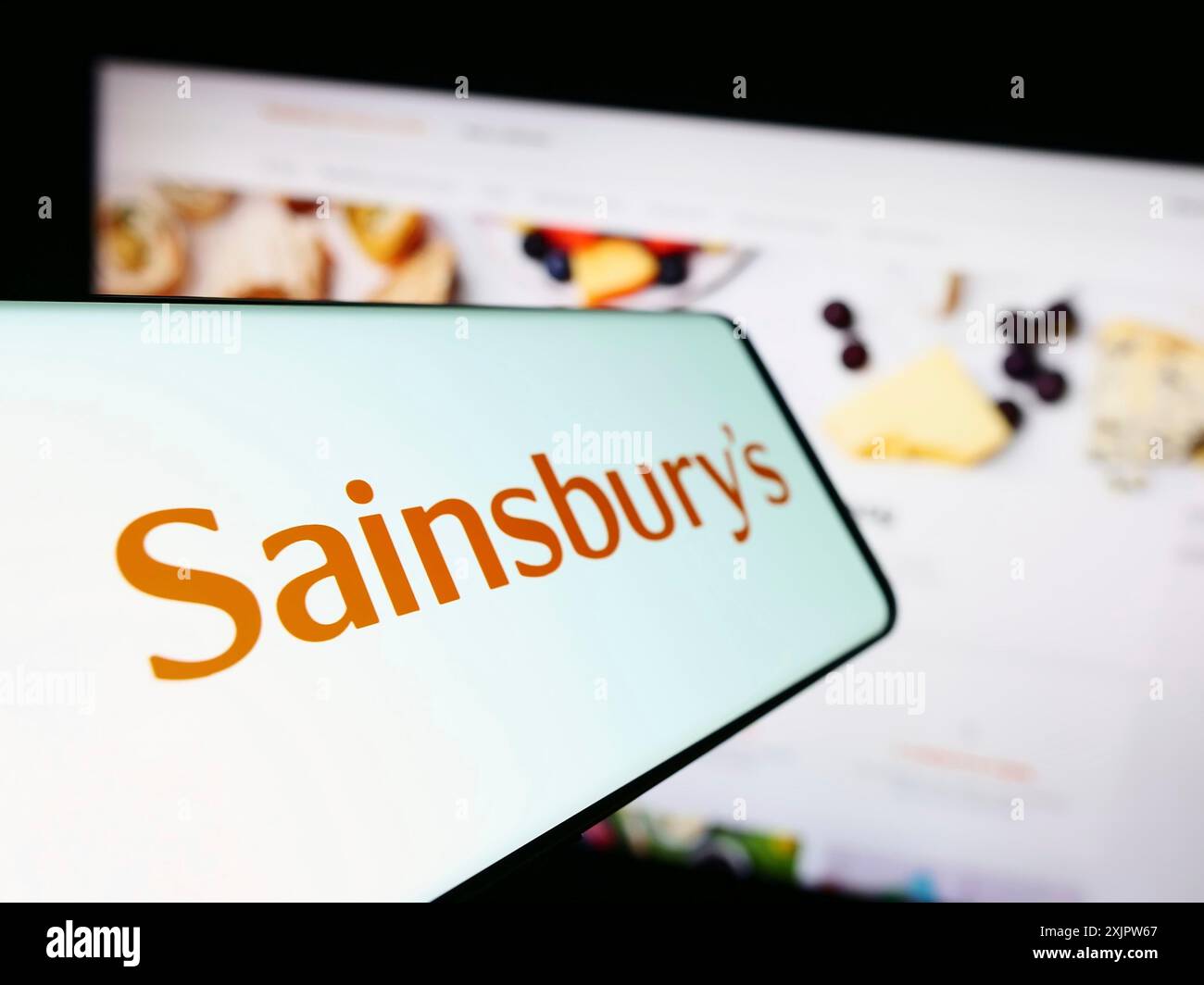 Stuttgart, 19.09.2023: Mobiltelefon mit Logo des britischen Supermarktunternehmens J Sainsbury plc auf dem Bildschirm vor der Website. Konzentrieren Sie sich auf Stockfoto