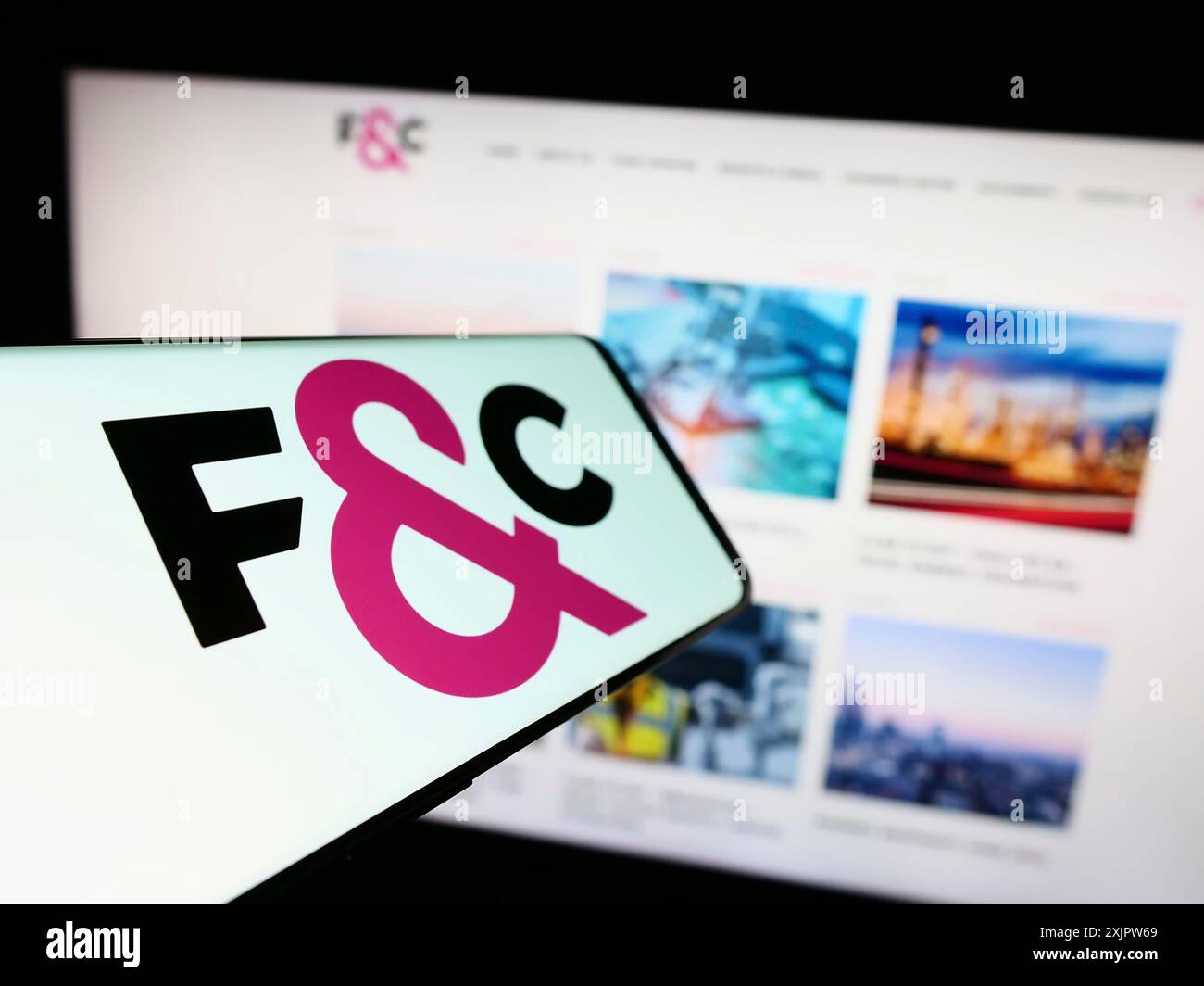 Stuttgart, Deutschland, 19.09.2023: Mobiltelefon mit Logo des Unternehmens Foreign Colonial Investment Trust auf dem Bildschirm vor der Website. Konzentrieren Sie sich auf Stockfoto