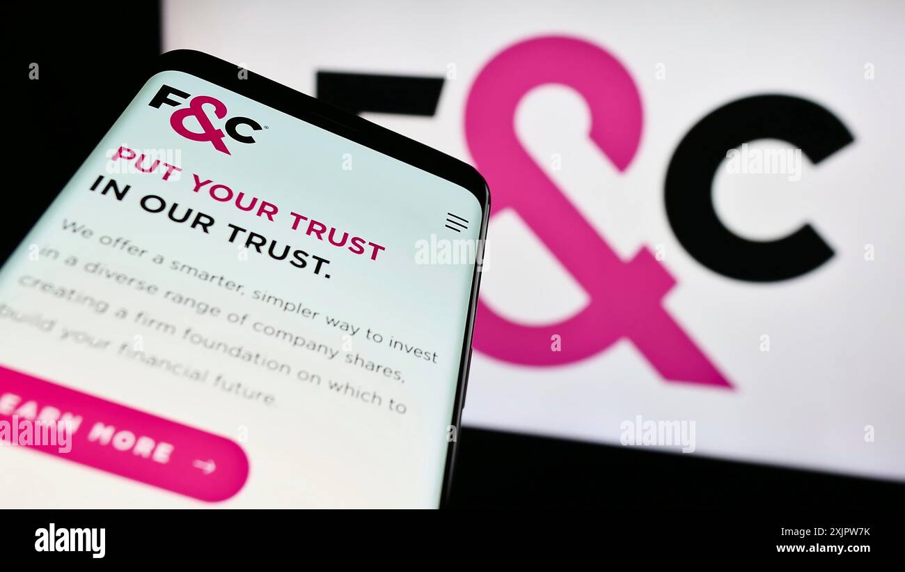 Stuttgart, Deutschland, 19.09.2023: Smartphone mit Website des Unternehmens Foreign Colonial Investment Trust auf dem Bildschirm vor dem Firmenlogo. Konzentrieren Sie sich auf Stockfoto