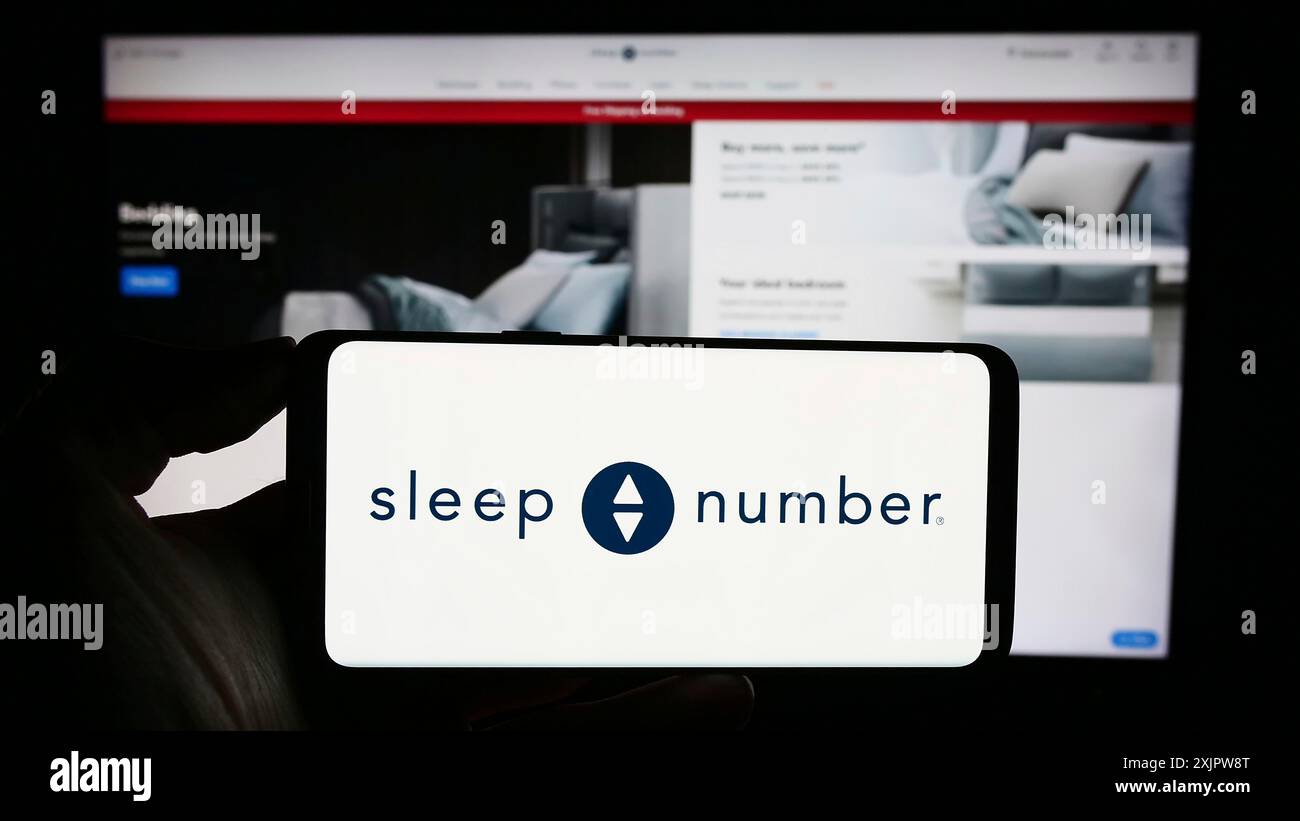 Stuttgart, Deutschland, 20.09.2023: Person, die ein Smartphone mit dem Logo der US-Bettenfirma Sleep Number Corporation auf dem Bildschirm vor der Website hält. Stockfoto