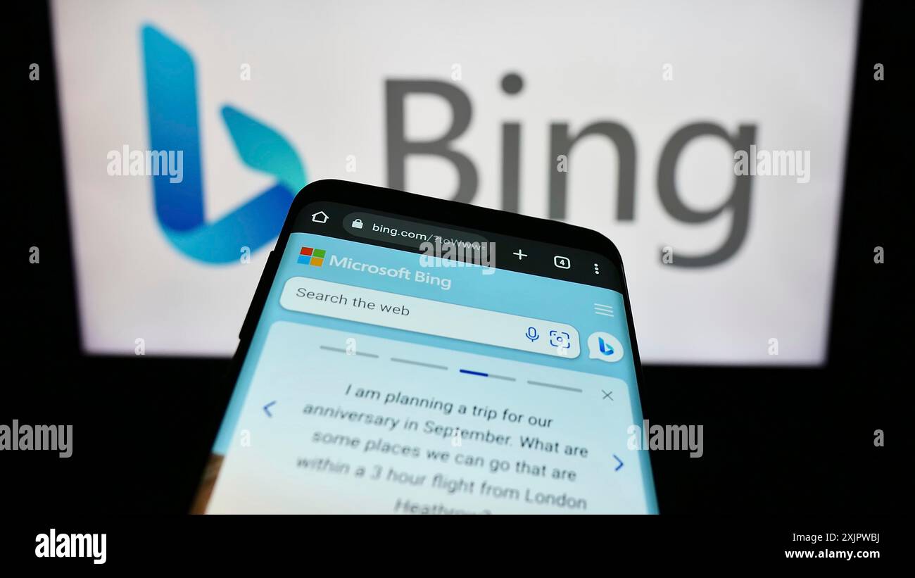 Stuttgart, 22.09.2023: Smartphone mit Webseite der Websuchmaschine Microsoft Bing auf dem Bildschirm vor dem Firmenlogo. Fokus oben links von Stockfoto