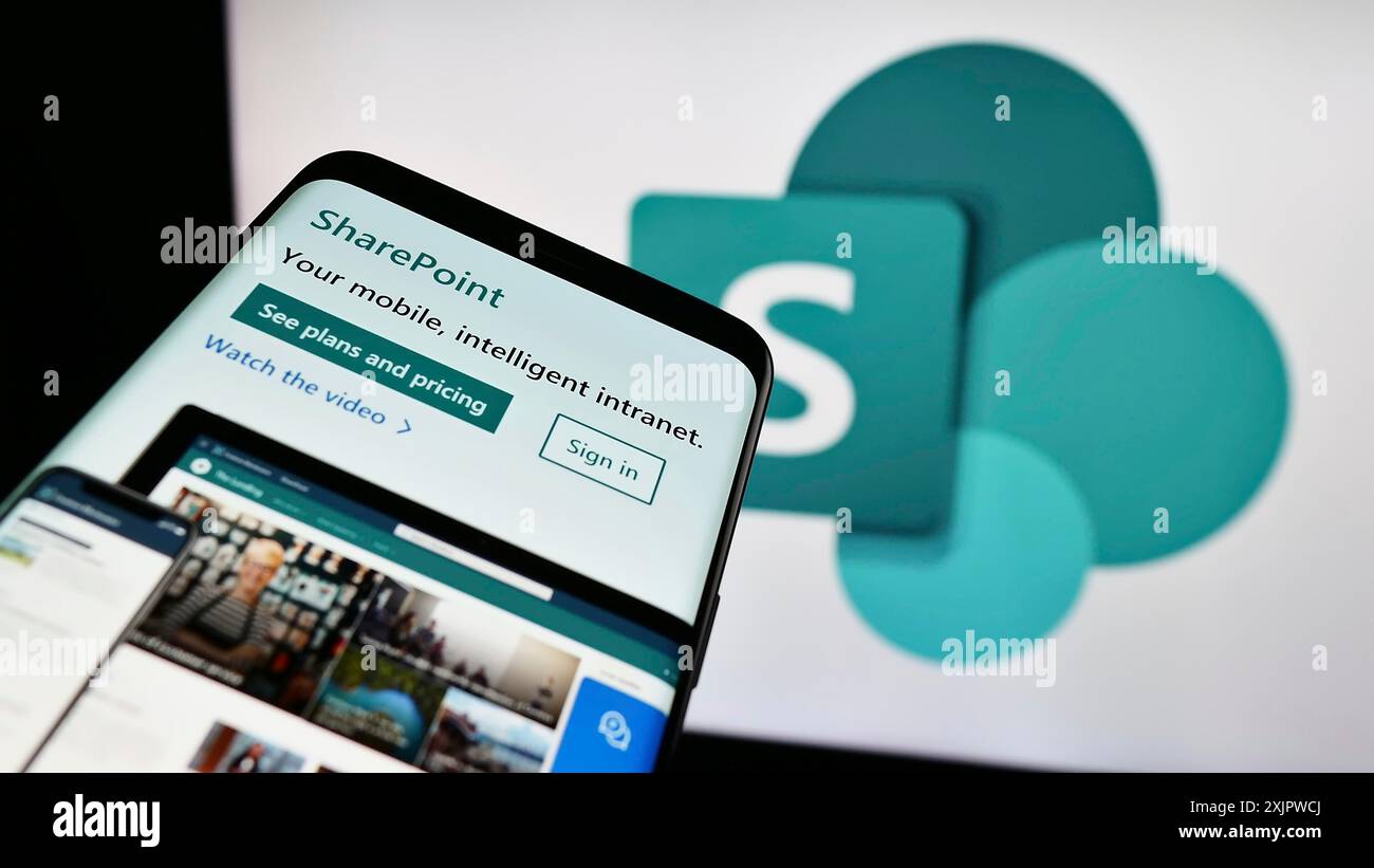 Stuttgart, Deutschland, 21.09.2023: Mobiltelefon mit Webseite der kollaborativen Plattform Microsoft SharePoint auf dem Bildschirm vor dem Geschäftslogo. Fokus Stockfoto