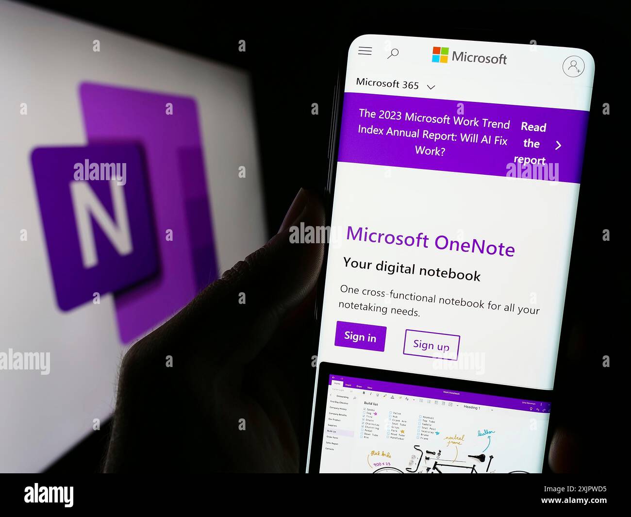 Stuttgart, Deutschland, 21.09.2023: Person, die ein Mobiltelefon hält, mit Webseite der Notizsoftware Microsoft OneNote auf dem Bildschirm vor dem Logo. Konzentrieren Sie sich auf Stockfoto