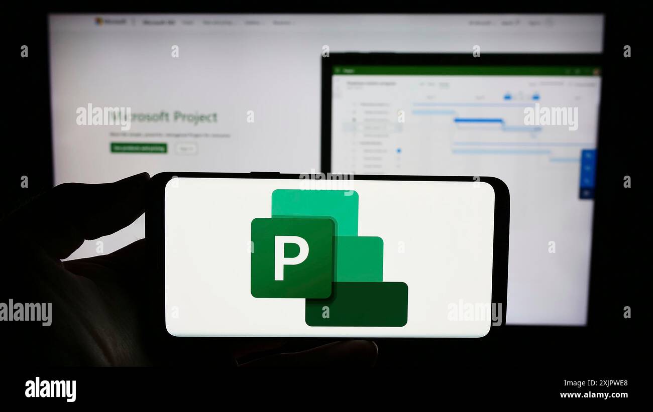 Stuttgart, Deutschland, 21.09.2023: Person, die ein Smartphone mit dem Logo der Projektmanagementsoftware Microsoft Project auf dem Bildschirm vor der Website hält. Stockfoto