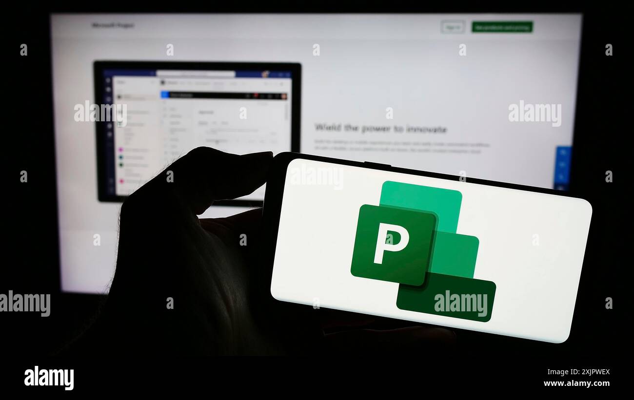 Stuttgart, Deutschland, 21.09.2023: Person, die ein Mobiltelefon mit dem Logo der Projektmanagementsoftware Microsoft Project auf dem Bildschirm vor dem Internet hält Stockfoto
