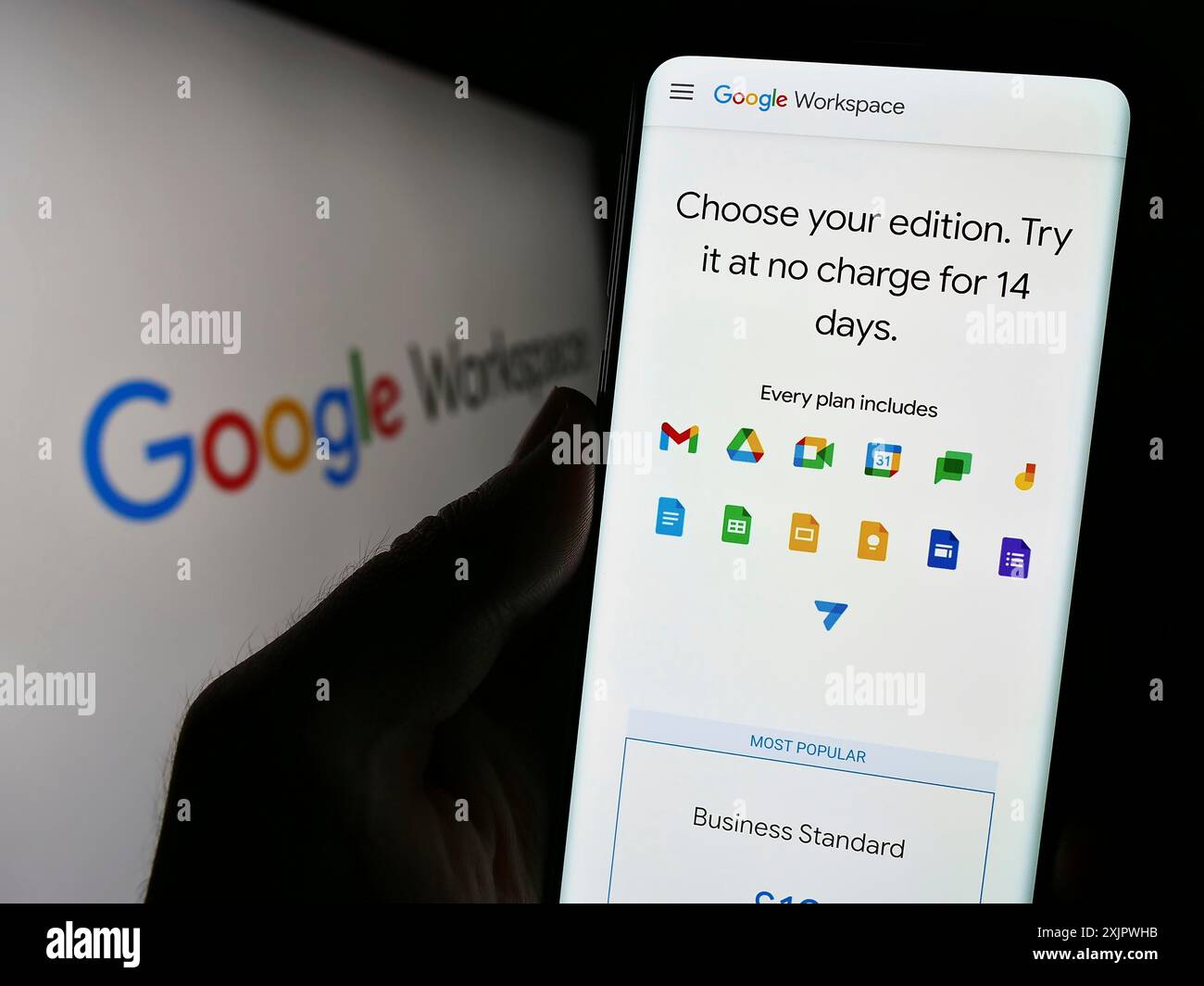 Stuttgart, Deutschland, 23.09.2023: Person, die ein Smartphone hält, auf dem die Webseite der Business-App-Software Google Workspace vor dem Logo angezeigt wird. Konzentrieren Sie sich auf Stockfoto