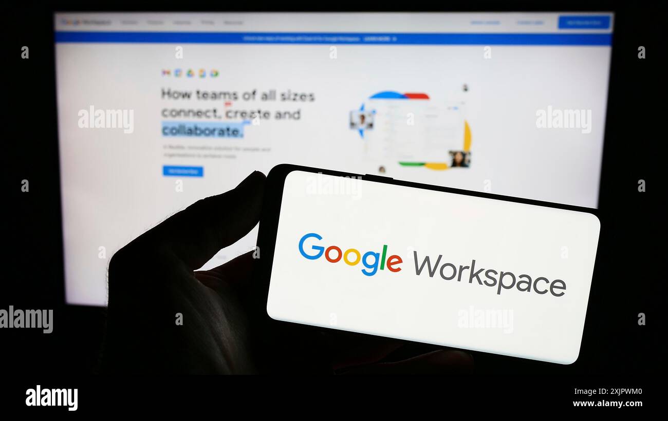 Stuttgart, Deutschland, 23.09.2023: Person, die ein Smartphone mit dem Logo der Business-App-Software Google Workspace auf dem Bildschirm vor der Website hält. Konzentrieren Sie sich auf Stockfoto