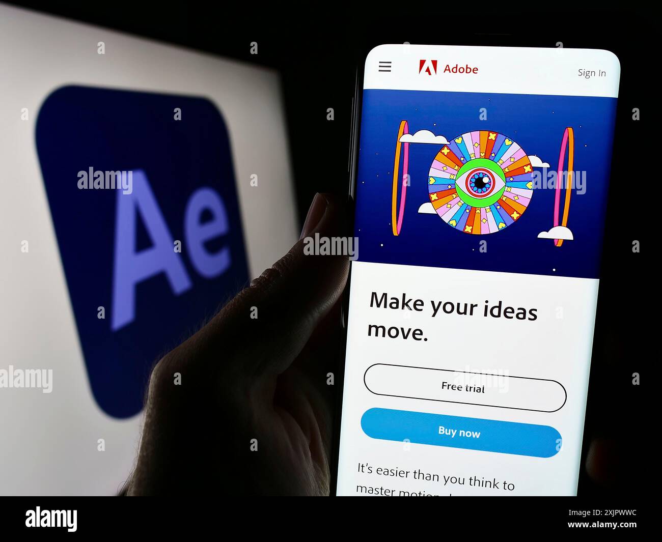 Stuttgart, Deutschland, 23.09.2023: Person, die ein Mobiltelefon mit Website der Motion Graphics Software Adobe nach Effekten auf dem Bildschirm mit Logo hält. Konzentrieren Sie sich auf Stockfoto