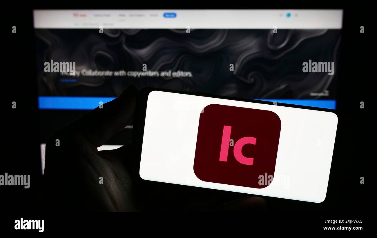 Stuttgart, Deutschland, 24.09.2023: Person, die ein Smartphone mit dem Logo der Textverarbeitungssoftware Adobe InCopy auf dem Bildschirm vor der Website hält. Konzentrieren Sie sich auf Stockfoto