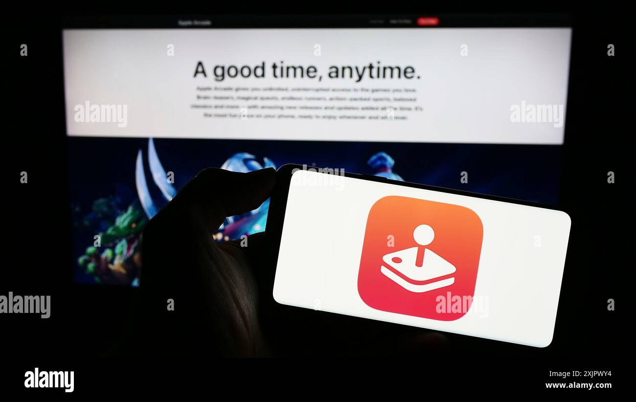 Stuttgart, 23.09.2023: Person, die ein Mobiltelefon mit dem Logo der Videospielplattform Apple Arcade auf dem Bildschirm vor der Unternehmenswebseite hält. Fokus Stockfoto
