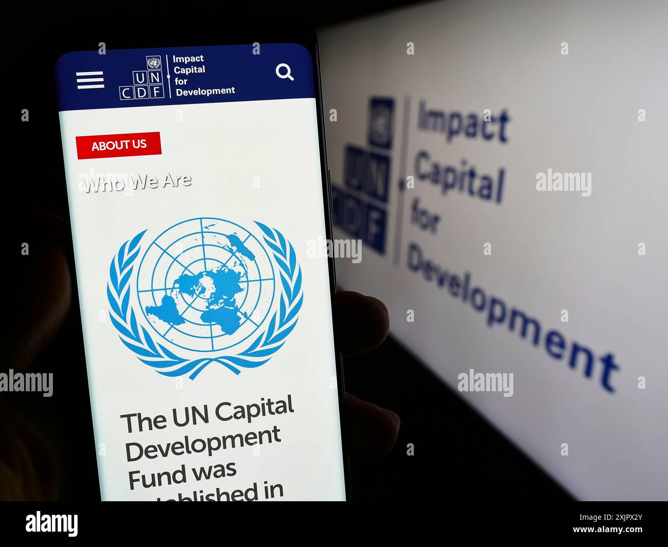 Stuttgart, Deutschland, 25.09.2023: Person, die ein Smartphone hält, mit Website des Fonds der Vereinten Nationen für Kapitalentwicklung (UNCDF) vor dem Logo. Konzentrieren Sie sich auf Stockfoto