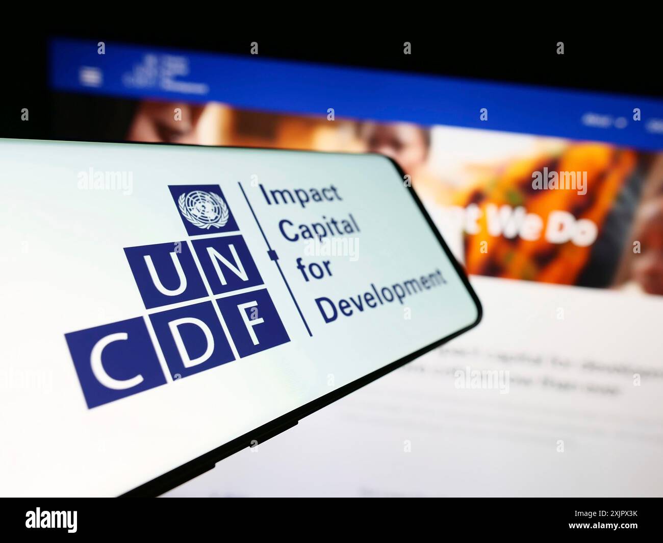 Stuttgart, Deutschland, 25.09.2023: Mobiltelefon mit Logo des Fonds der Vereinten Nationen für Kapitalentwicklung (UNCDF) vor der Website. Fokus auf Mitte-links Stockfoto