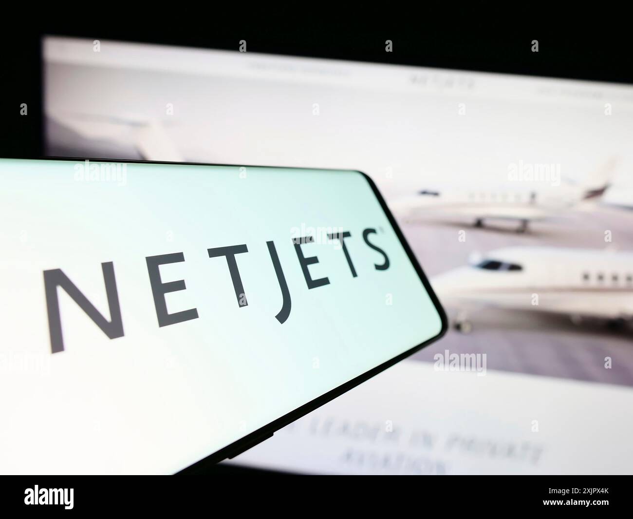 Stuttgart, 25.09.2023: Mobiltelefon mit Logo der amerikanischen Business-Jet-Firma NetJets Inc. Vor der Business-Website. Konzentrieren Sie sich auf die Mitte von Stockfoto
