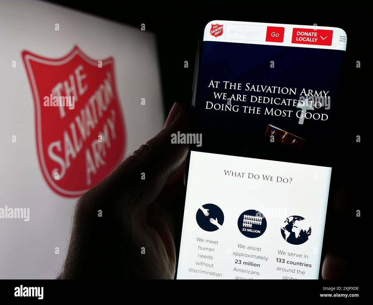 Stuttgart, 10.09.2023: Person mit Smartphone mit Website der Evangelischen Wohltätigkeitsorganisation Heilsarmee (TSA) mit Logo. Fokus Stockfoto