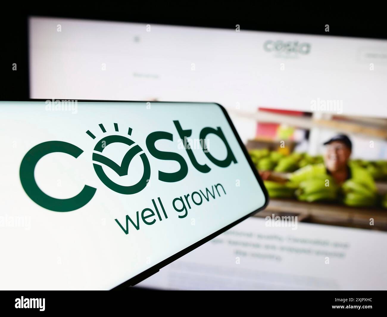 Stuttgart, Deutschland, 10.11.2023: Mobiltelefon mit Logo der australischen Firma Costa Group Holdings Limited vor der Business-Website. Konzentrieren Sie sich auf Stockfoto