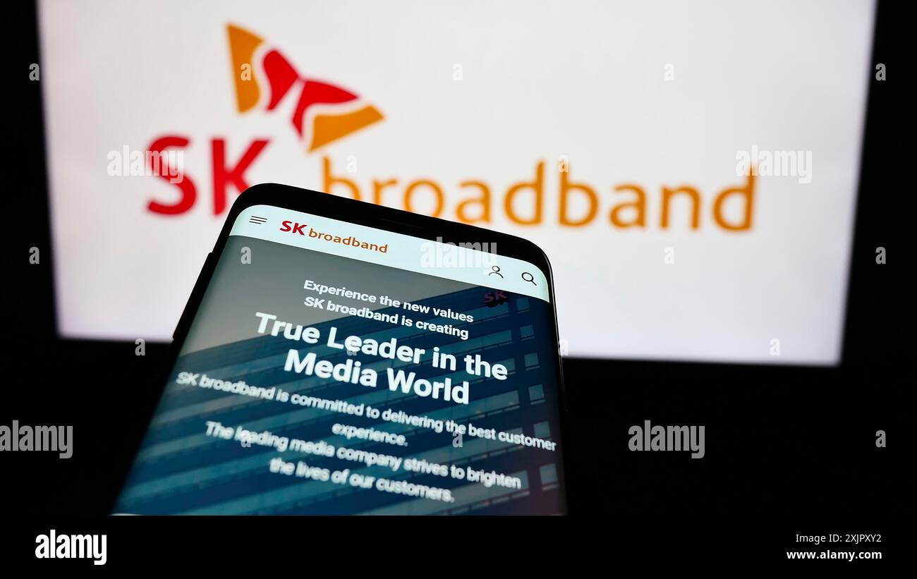 Stuttgart, 16.10.2023: Smartphone mit Website des koreanischen Telekommunikationsunternehmens SK Broadband Inc. Vor dem Firmenlogo. Konzentrieren Sie sich auf Stockfoto