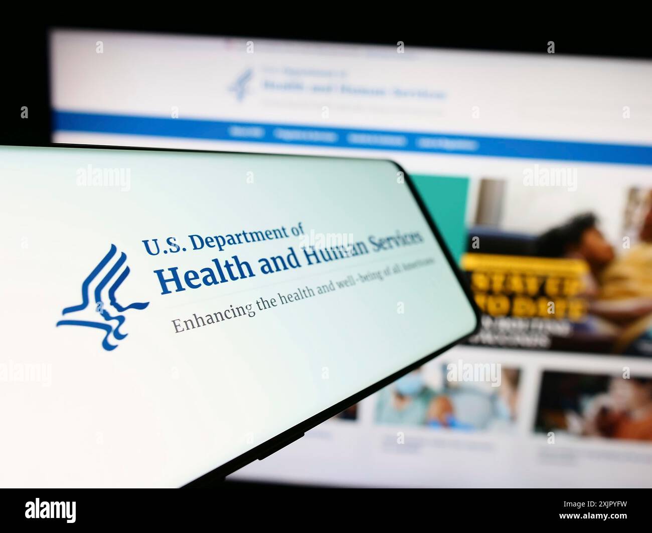 Stuttgart, 29.10.2023: Mobiltelefon mit Logo des amerikanischen Gesundheitsministeriums (HHS) vor der Website. Konzentrieren Sie sich auf Stockfoto