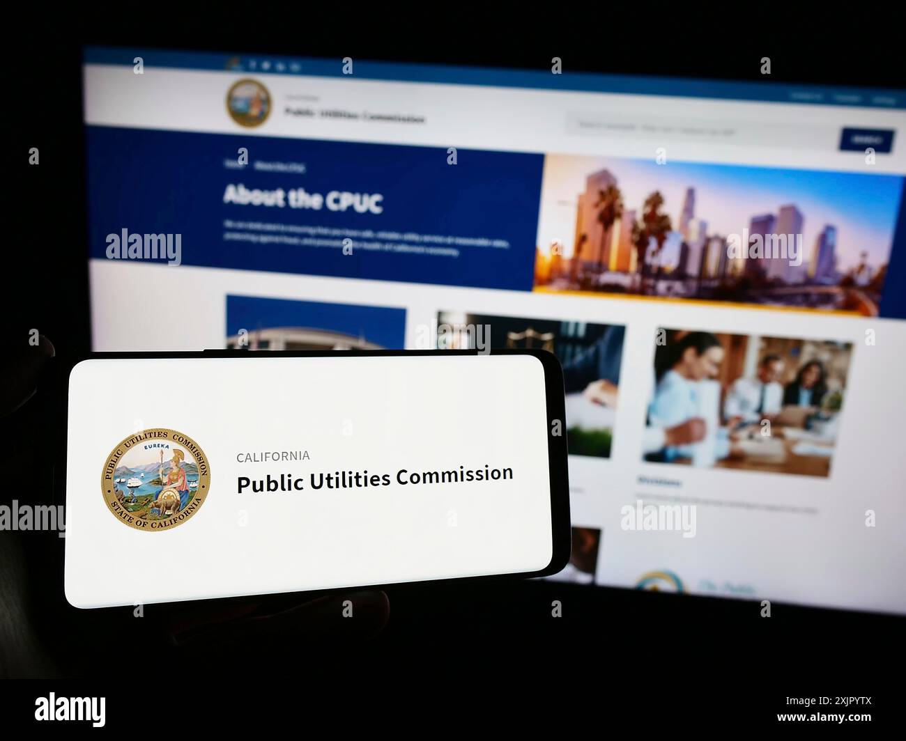 Stuttgart, Deutschland, 10-31-2023: Person, die ein Smartphone mit dem Logo der California Public Utilities Commission (CPUC) vor der Website hält. Konzentrieren Sie sich auf Stockfoto