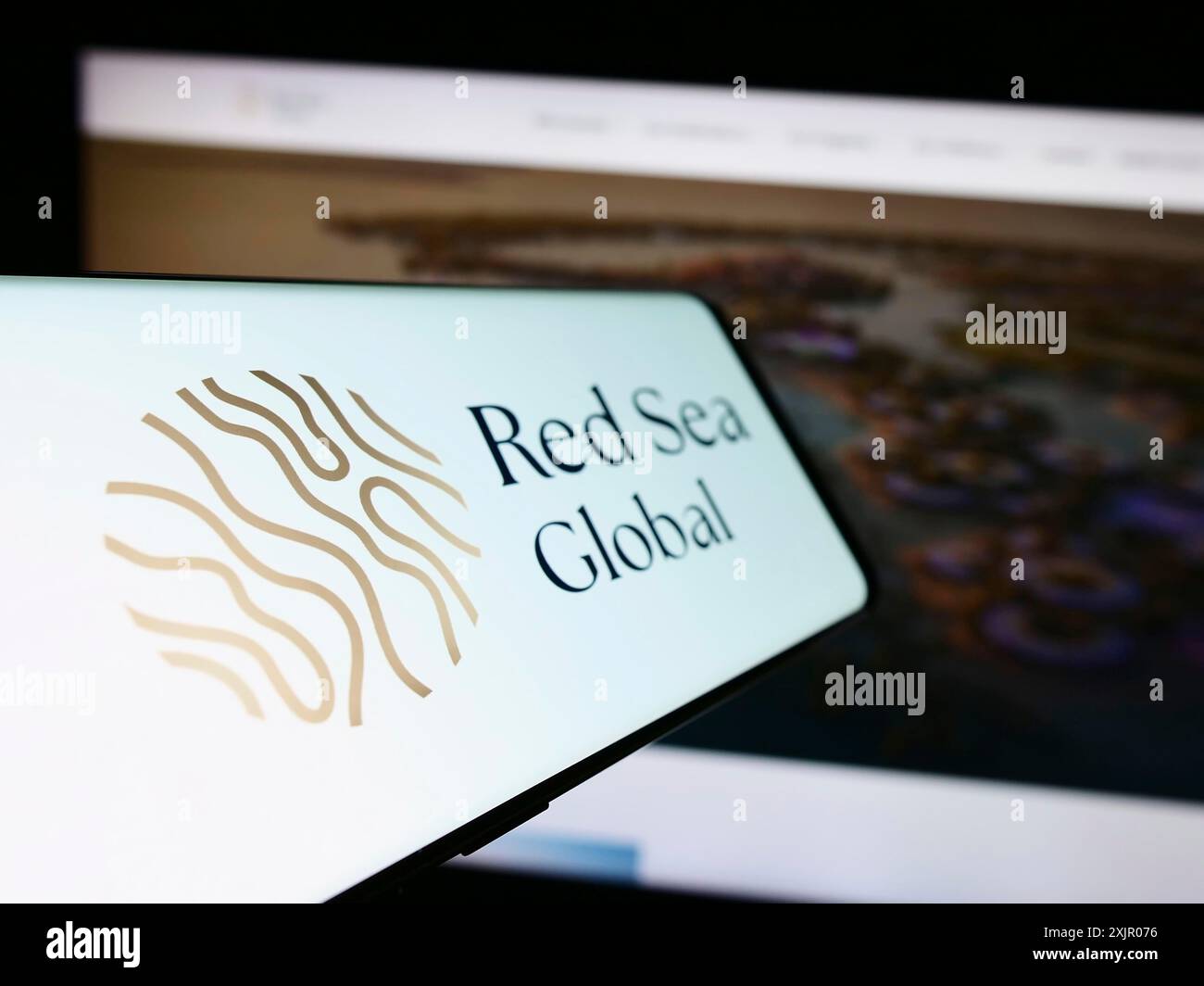Stuttgart, Deutschland, 11.03.2023: Mobiltelefon mit Logo des Saudi-arabischen Entwicklungsunternehmens Red Sea Global vor der Business-Website. Konzentrieren Sie sich auf Stockfoto