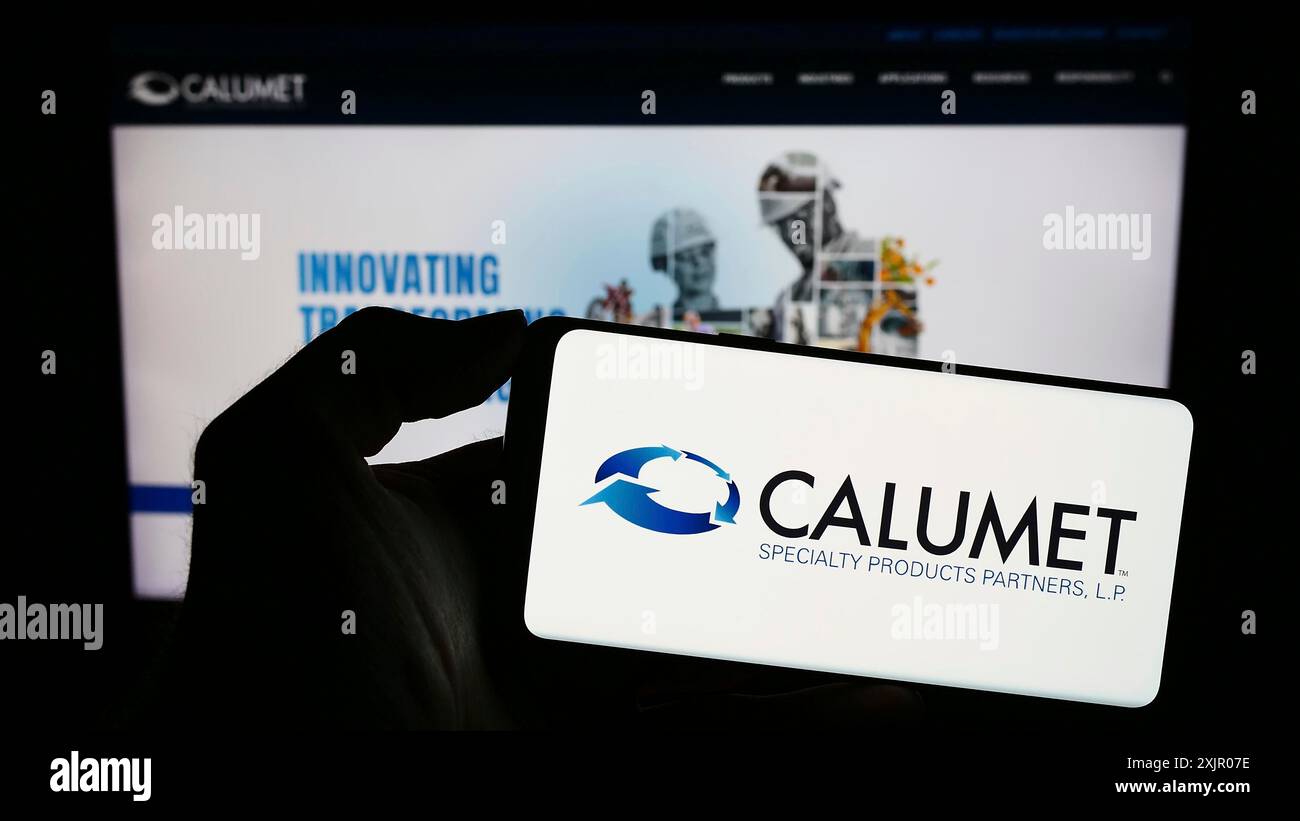 Stuttgart, Deutschland, 11.06.2023: Person, die ein Smartphone mit dem Logo des US-amerikanischen Unternehmens Calumet Specialty Products Partners LP vor der Website hält. Fokus Stockfoto