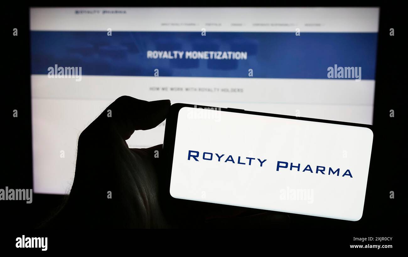 Stuttgart, Deutschland, 11.07.2023: Person, die ein Smartphone mit dem Logo des US-amerikanischen biopharmazeutischen Royalty-Unternehmens Royalty Pharma vor der Website hält. Stockfoto